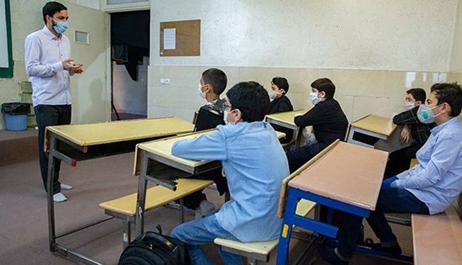 فردا دانش‌آموزان هم دیر به مدرسه می‌روند و هم امتحان ندارند