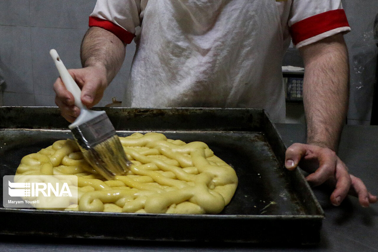 عکس/ اوروشلوخ کوکه سی؛ نان سنتی رمضان در شهر تبریز