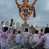 حادثه مرگبار برخورد مجسمه هندو با کابل برق در هند 