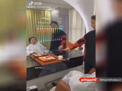 یک آینه تعاملی در آرایشگاه چینی که به انتخاب مدل مو کمک می کند! 