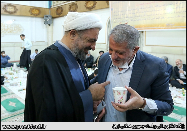 عکس/ قاب هایی جالب از خوش و بش چهره های سیاسی در افطاری رئیس جمهور