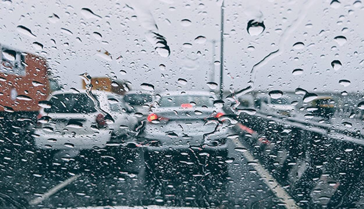 تردد عادی در جادههای بارانی شمال