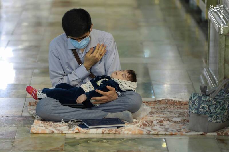 مناجات‌خوانی کریمی در حرم رضوی