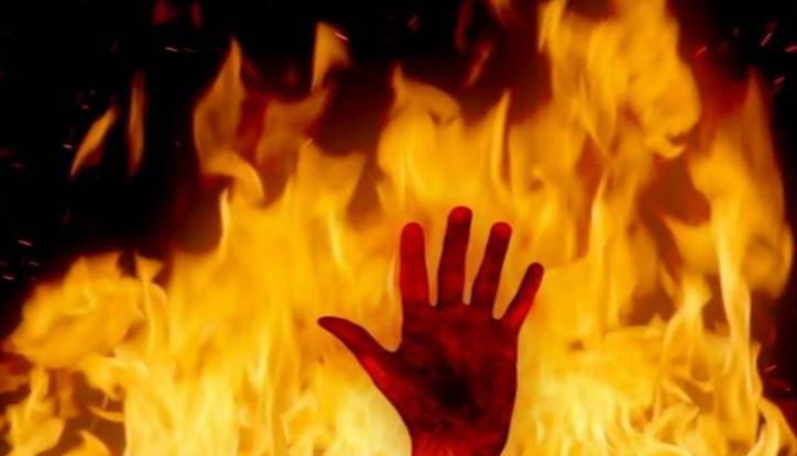 مرد کرجی زنش را زنده در ماشین سوزاند و درها را با سیم بست!