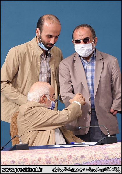 عکس/ قاب هایی جالب از خوش و بش چهره های سیاسی در افطاری رئیس جمهور