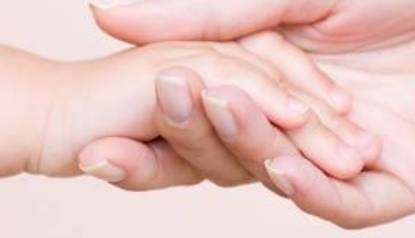 نجات معجزه‌ آسای کودک توسط مادرش از زیر تریلی