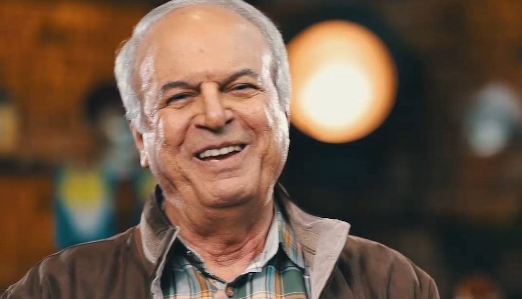 وقتی رضا نیکخواه وسط مسابقه «دورهمی» پیشانی مادر خانمش را می‌بوسد