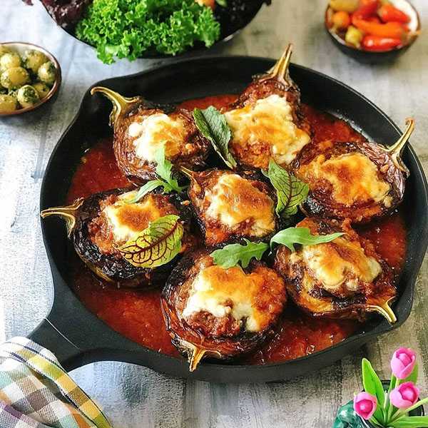 طرز تهیه «بادمجون شکم پر» به روش مستر تابه