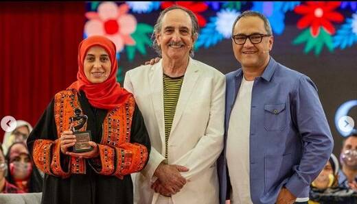 احساسی شدن فرهاد آییش بعد از بوسیدن دست همسرش در خندوانه