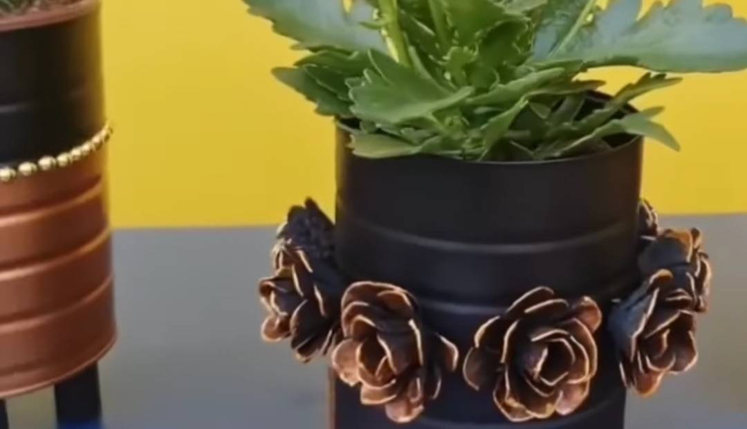 قوطی های فلزی بازیافتی را تبدیل به گلدان کن