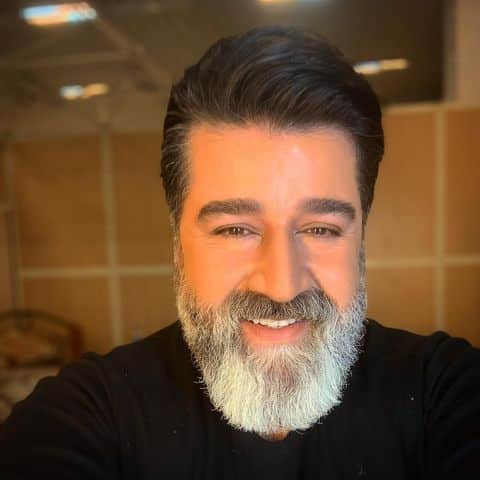 اجرای نوستالژی مهدی یغمایی در کافه رخ به رخ