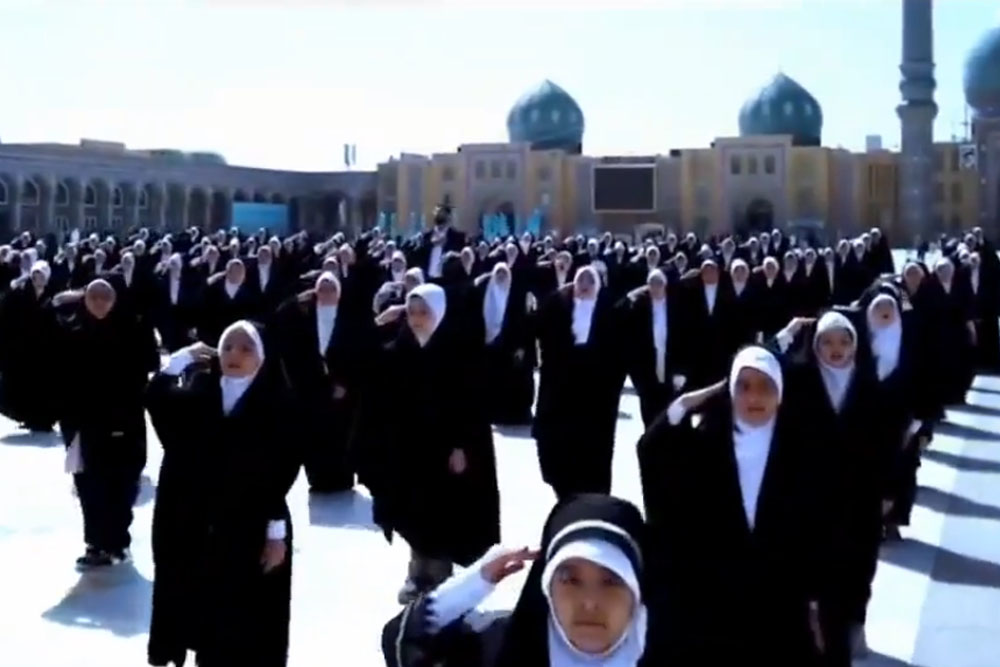 هم‌خوانی زیبای «سلام فرمانده» توسط دهه نودی ها در نقش جهان