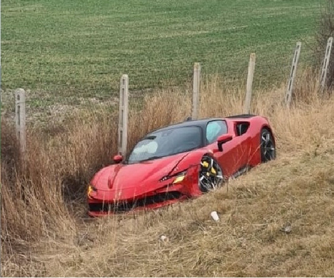 تصادف عجیب فراری SF90 استراداله در اسلواکی