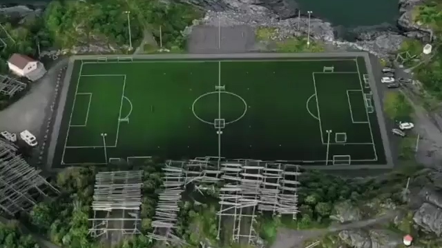 زمین فوتبالی روی دو جزیره کوچک