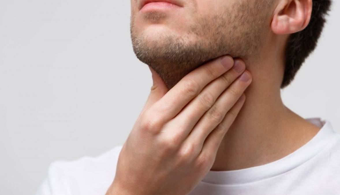 احساس قلقلک در گلو چیست و چه باید کرد؟
