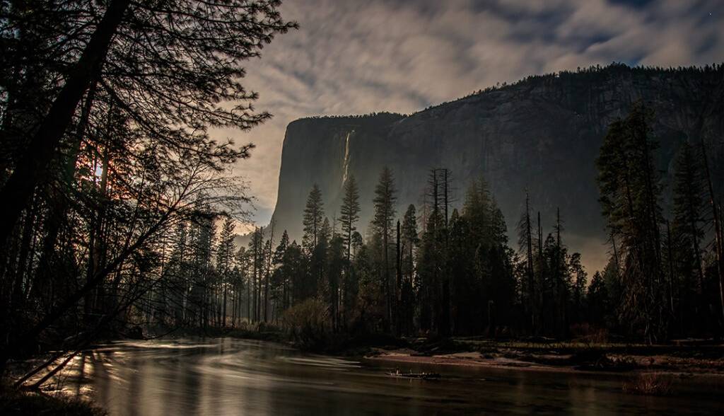 تصویر روز ناسا: آبشار نقره فام پارک یوسمیت با نور ماه تصویر روز ناسا: آبشار نقره فام پارک یوسمیت با نور ماه