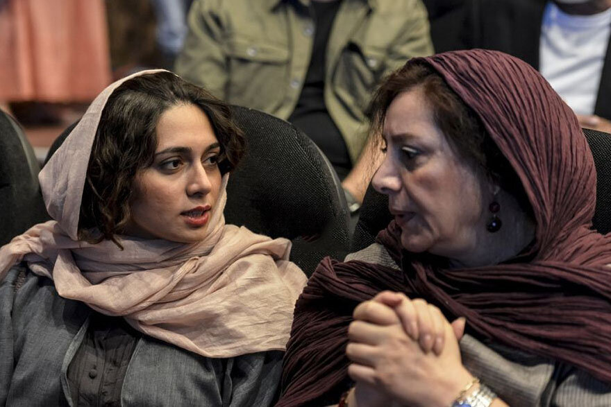 حضور منیژه حکمت و دخترش در جشن بزرگ کارگردانان