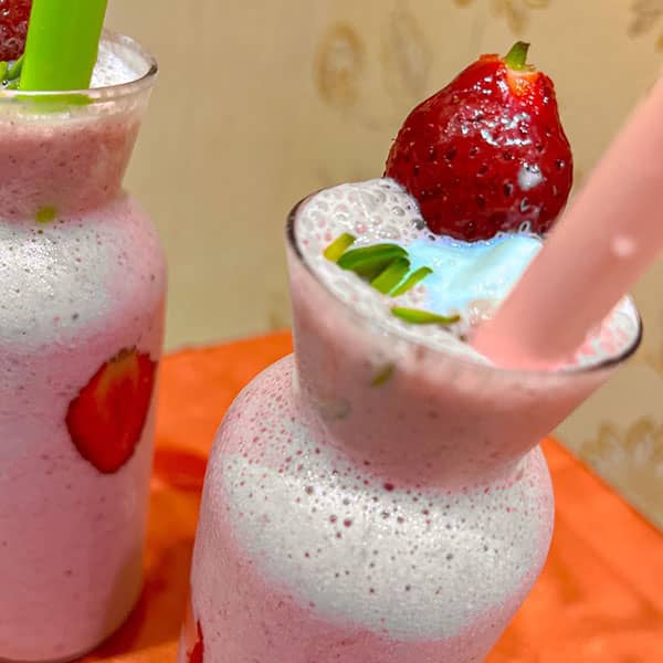 میلک شیک توت فرنگی خوشمزه به روش کافه ای