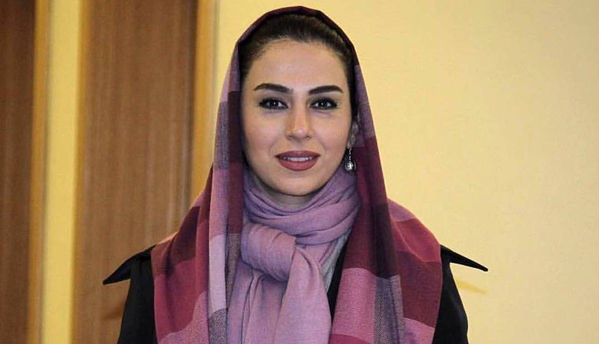 لحظه دریافت جایزه «تینا پاکروان» برای بهترین کارگردانی سریال خانگی