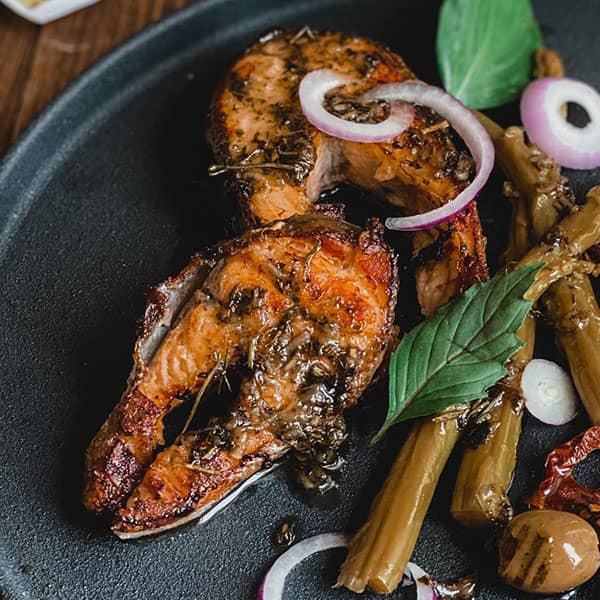 ماهی سالمون گریل شده ساده به روش رستورانی ماهی سالمون گریل شده ساده به روش رستورانی