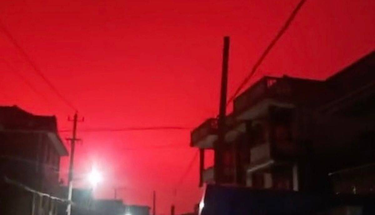 ماجرای عجیب آسمان قرمز یک شهر