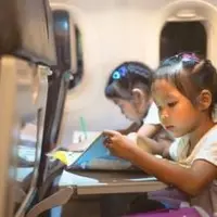  راه کنترل کودک در هواپیما برای سفر هوایی آرام