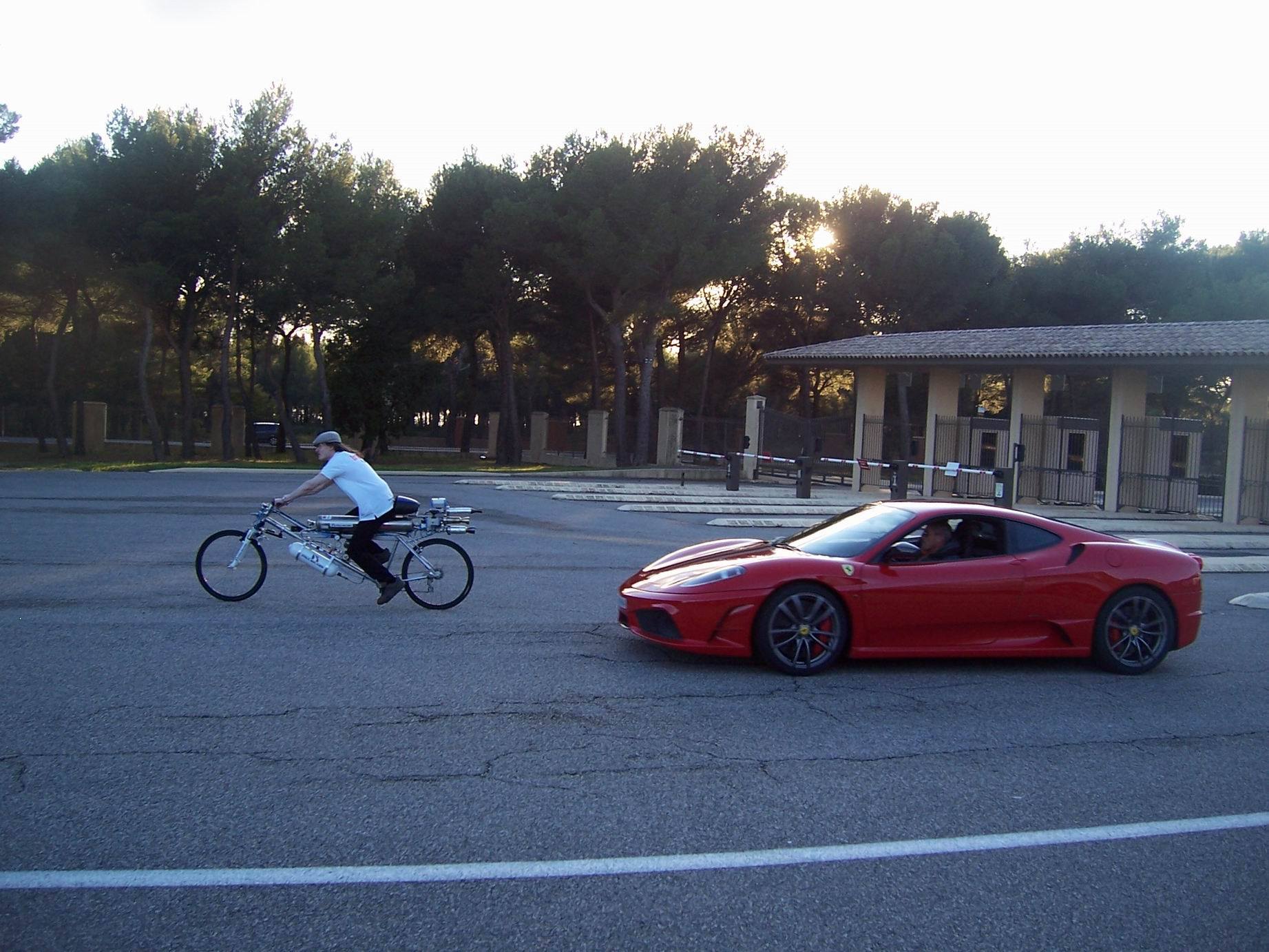 نابود شدن فراری در مسابقه درگ با دوچرخه موشکی!