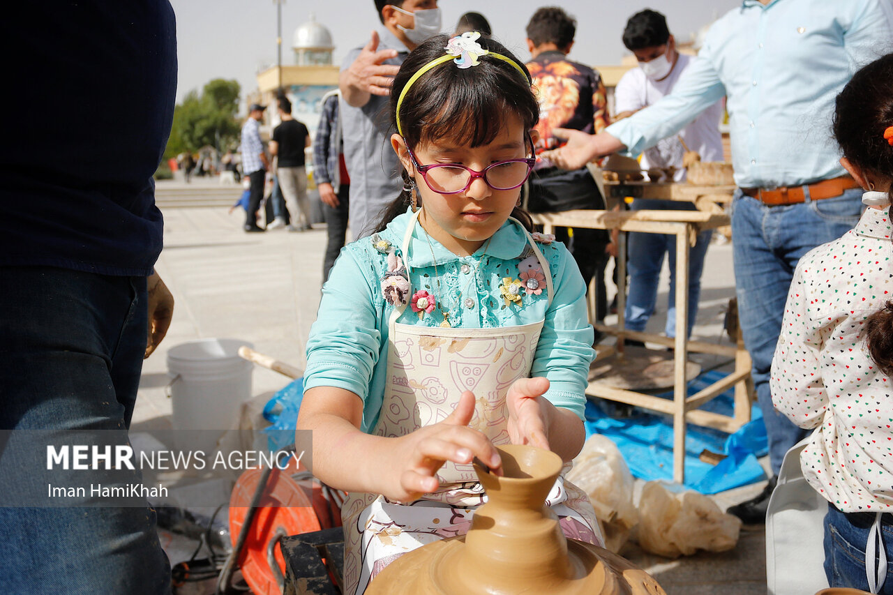 عکس/ برپایی کارگاه سفالگری برای کودکان