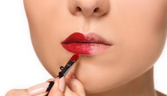 ترفند آرایشگران برای ثابت ماندن رژلب از صبح تا شب