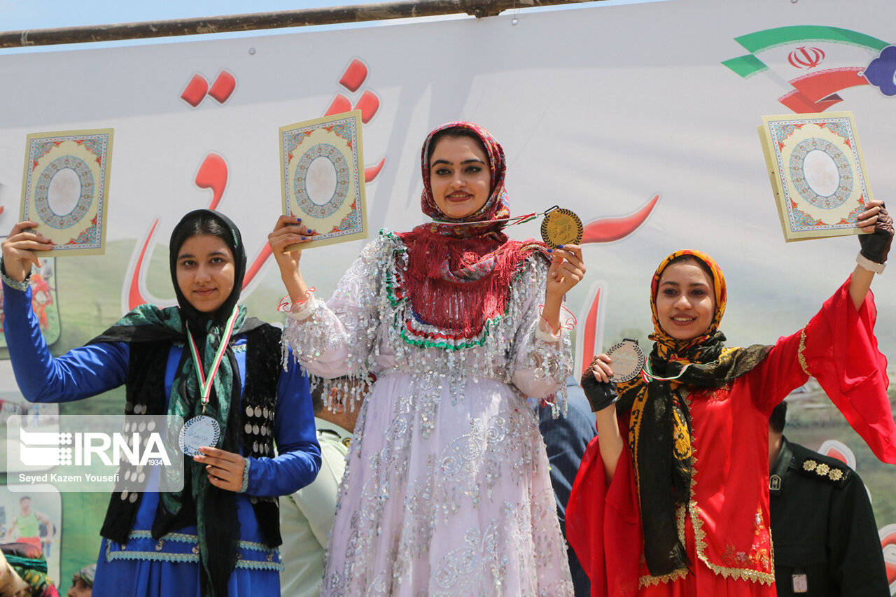 عکس/ اسب سواری بانوان در جشنواره فرهنگی ورزشی عشایر