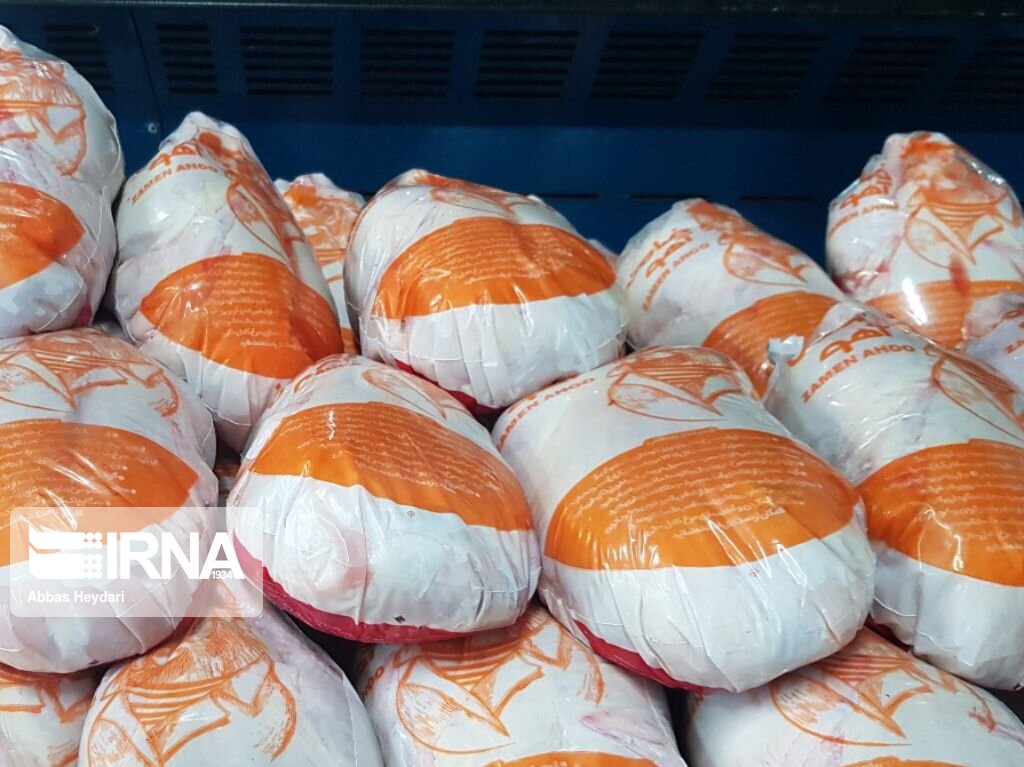 بیش از ۳ تن مرغ در بازار کهگیلویه توزیع شد