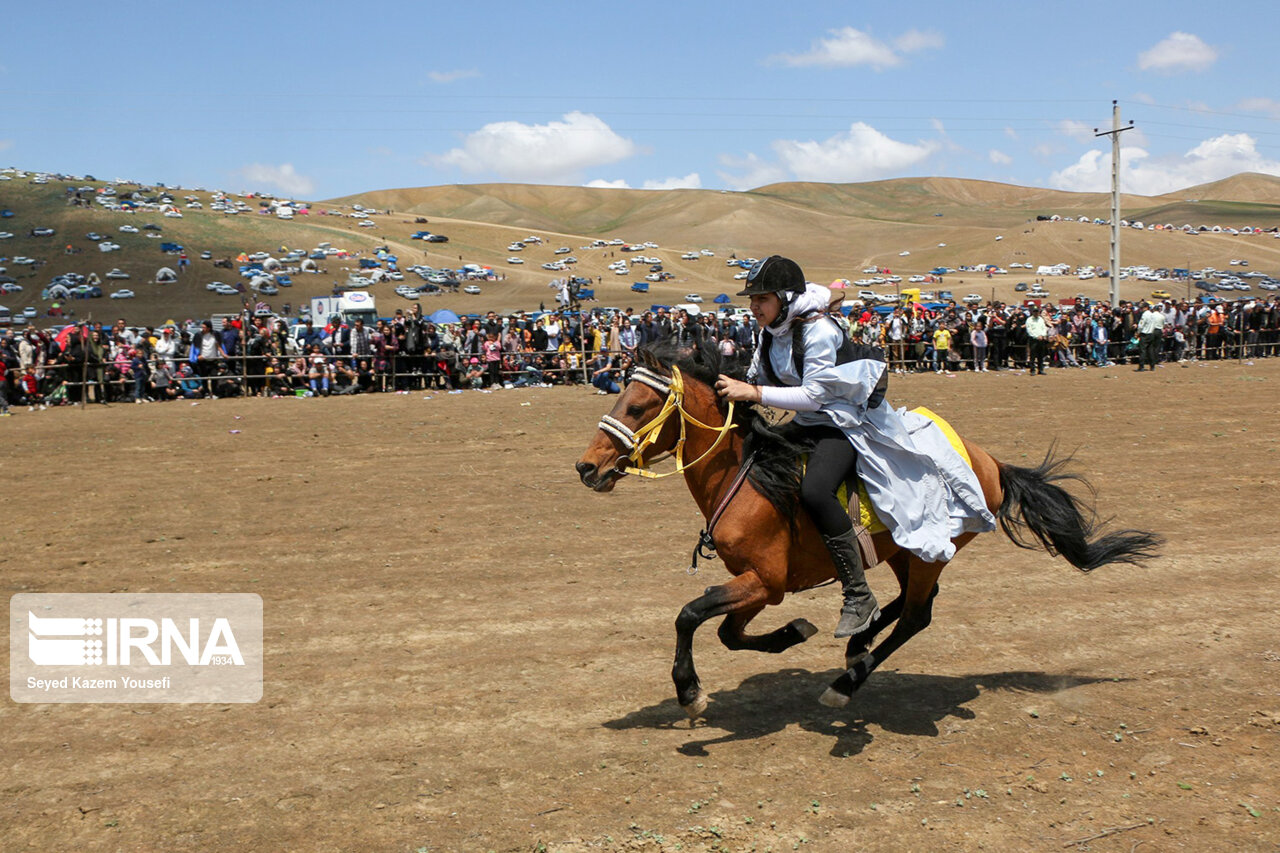 عکس/ اسب سواری بانوان در جشنواره فرهنگی ورزشی عشایر