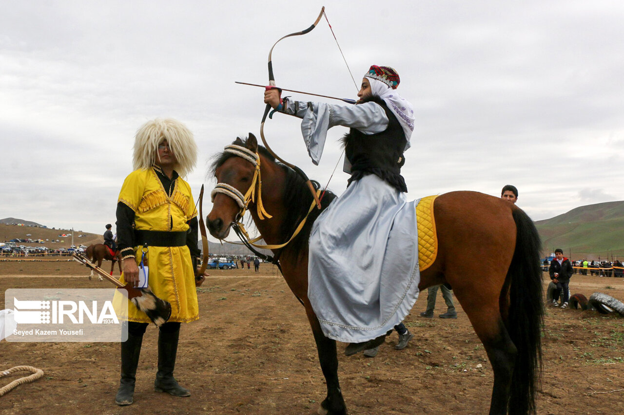 عکس/ اسب سواری بانوان در جشنواره فرهنگی ورزشی عشایر