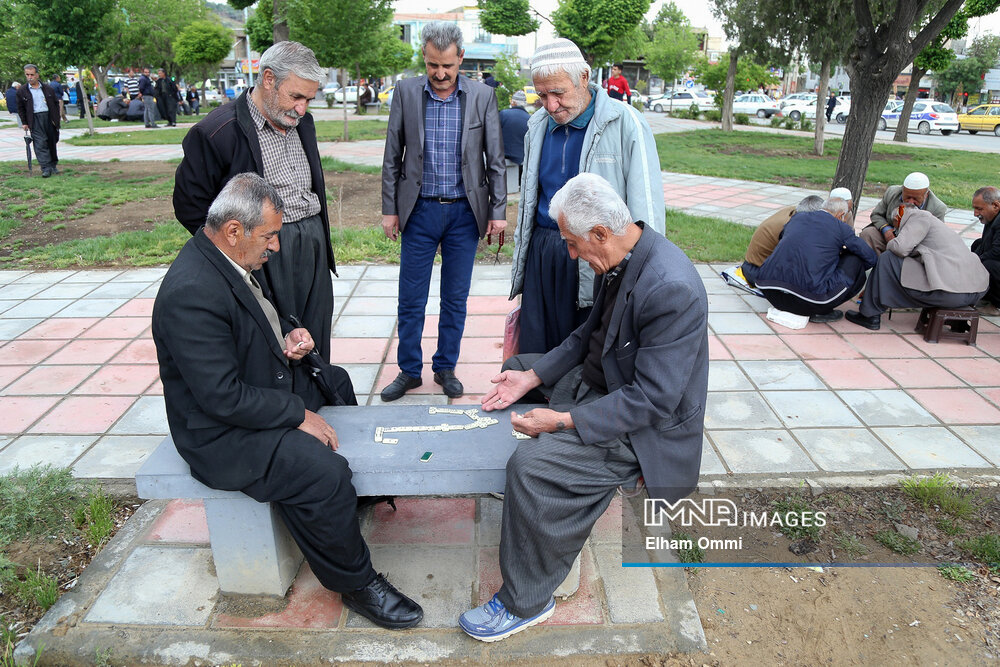 عکس/ شهربازی پیرمردها در سنندج 