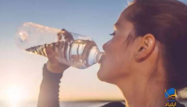 آیا نوشیدن آب به کاهش وزن کمک می‌کند؟