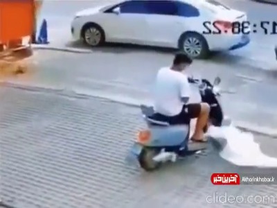 انگار یه روح داره این موتورسوار رو اذیت می‌کنه