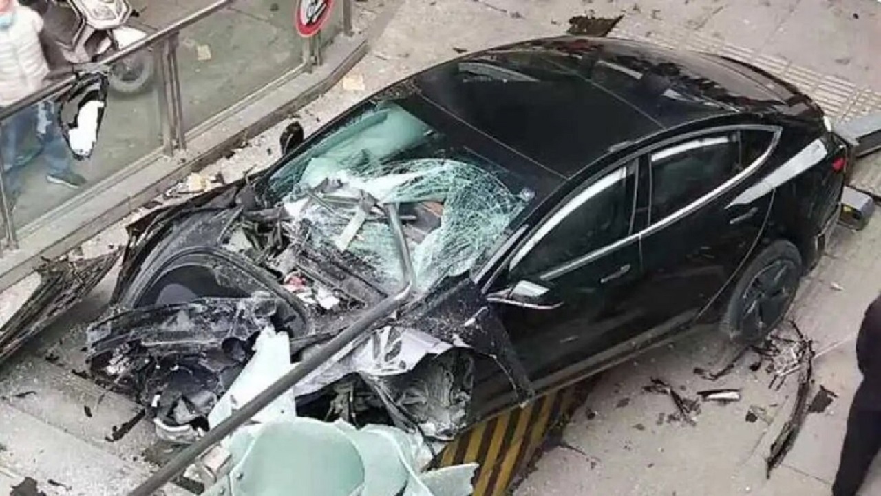 ایمنی خودروی تسلا در تصادف با سرعت 110 کیلومتر ایمنی خودروی تسلا در تصادف با سرعت 110 کیلومتر