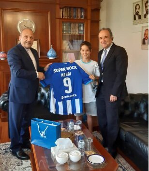 اهدای پیراهن امضا شده مهدی طارمی به یک نوجوان پرتغالی