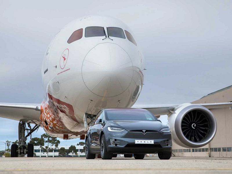 کشیدن هواپیمای بوئینگ توسط تسلا