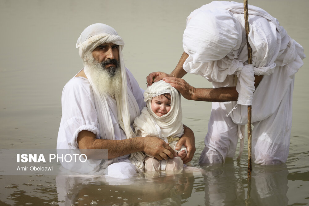 عکس/ غسل تعمید کودکان مندایی در اهواز