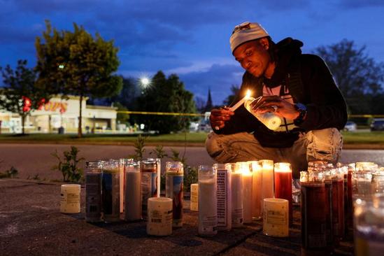 روشن کردن شمع به یاد قربانیان تیراندازی مرگبار در آمریکا 