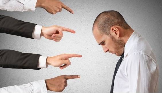 4 گوشه دنیا/ رفتارهای عادی که در برخی کشورها بی‌ادبی است!