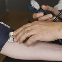 6 نشانه فشار خون بالا که نباید نادیده بگیرید 