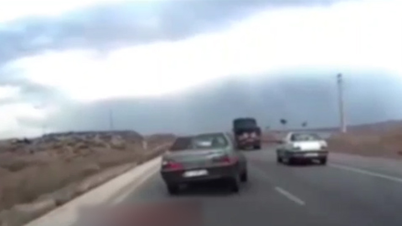 انحراف پژو با سرعت بالا در جاده