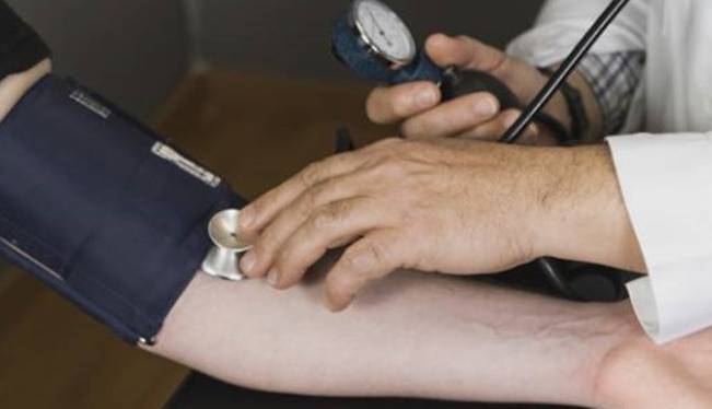 6 نشانه فشار خون بالا که نباید نادیده بگیرید