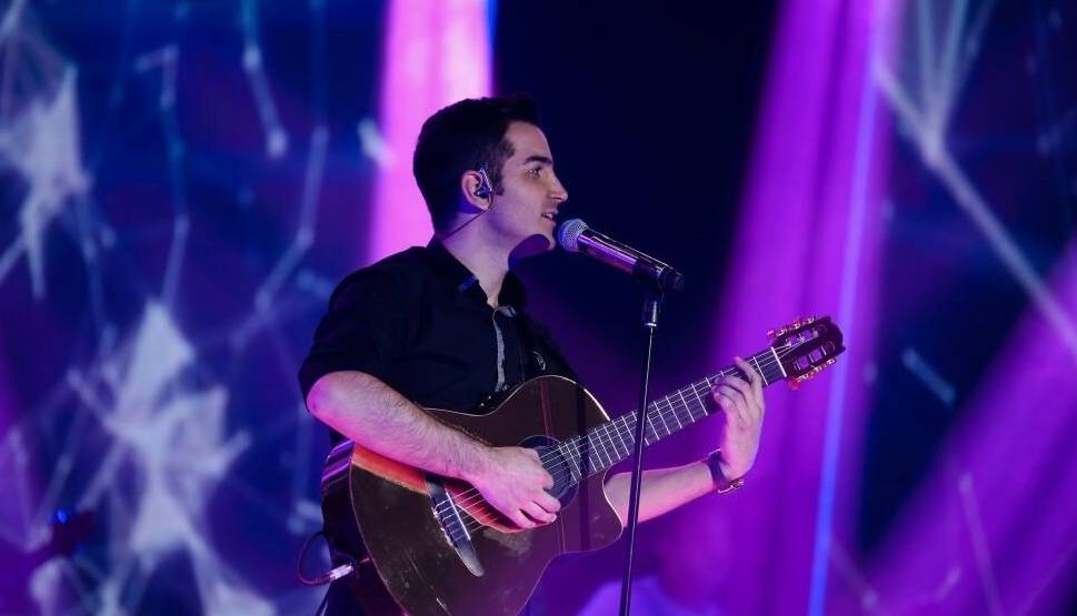 بخشی از اجرای اردیبهشت ماه محسن یگانه در هتل اسپیناس تهران