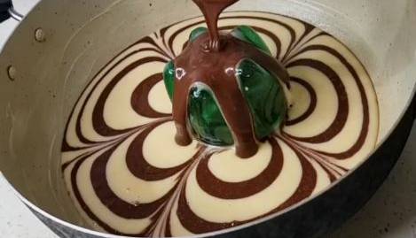 ترفند جالب پخت «کیک زبرا» تابه ای با قوطی نوشابه!