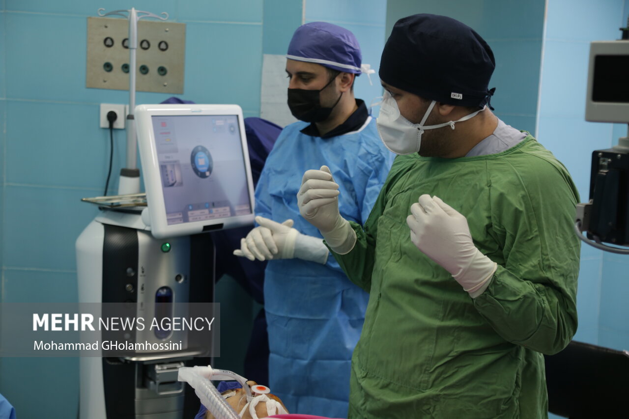 عکس/ پیشرفته‌ترین دستگاه جراحی چشم در بیمارستان کنگان 