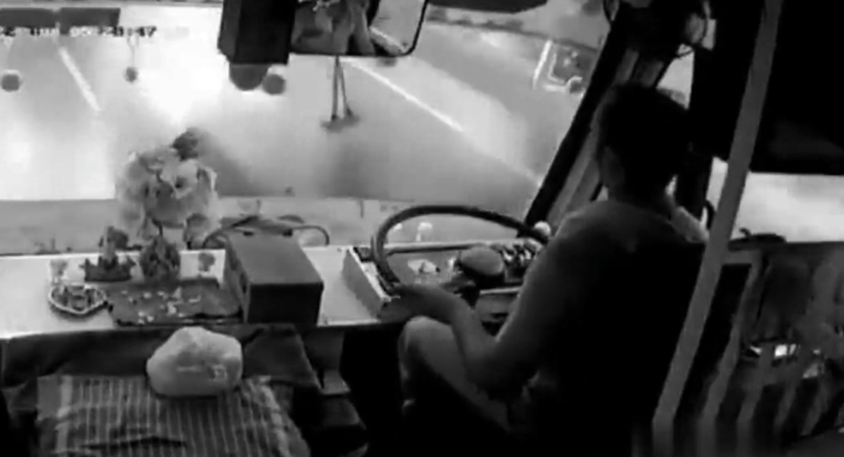 لحظه برخورد شدید دو اتوبوس با یکدیگر