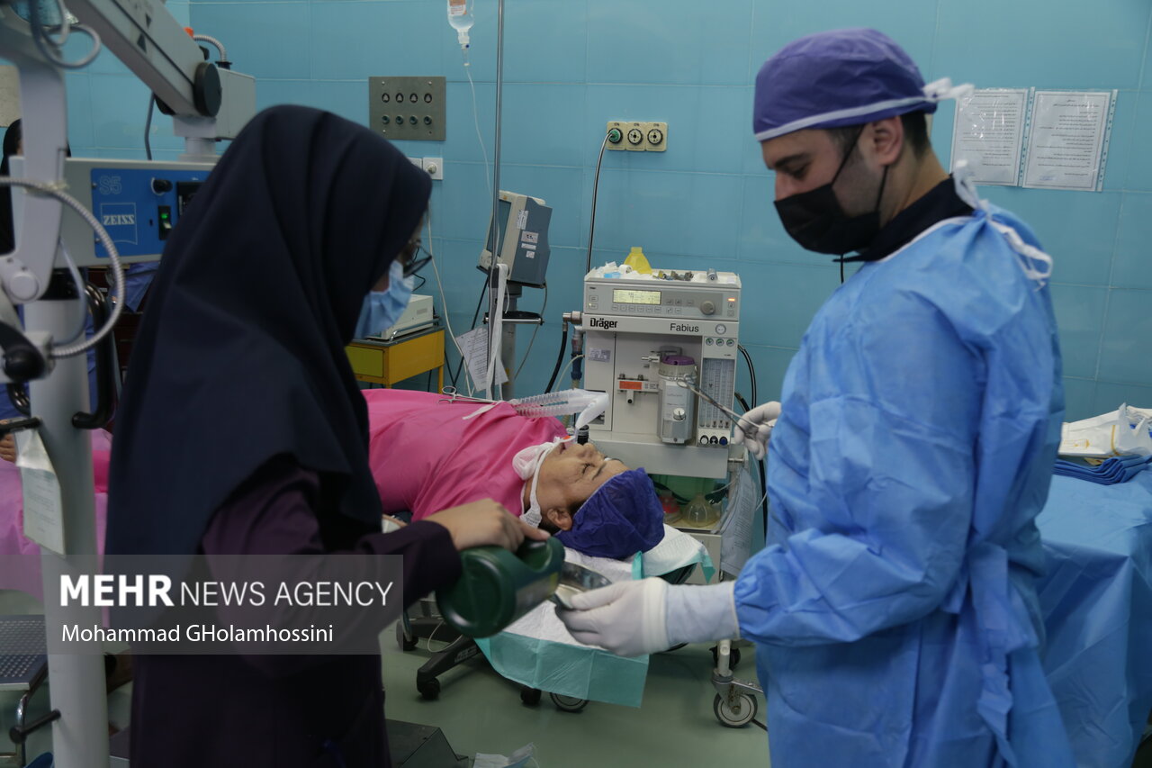 عکس/ پیشرفته‌ترین دستگاه جراحی چشم در بیمارستان کنگان 